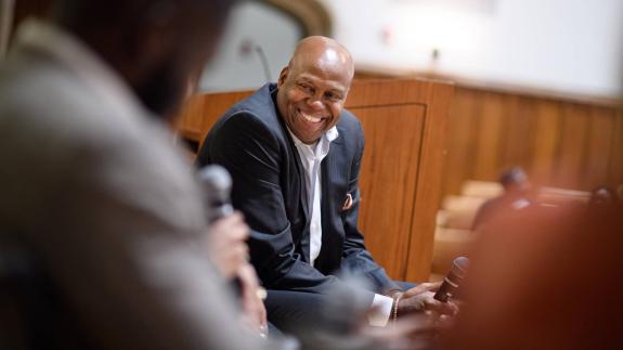  Craig Robinson, Class of 1983, is shown moderating a conversation during the alumni “Thrive” conference. 