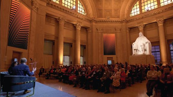 President Eisgruber sits on stage in front of an audience of Princeton alumni at the Franklin Institute in Phialdelphia. 
