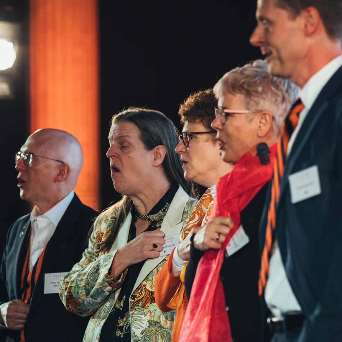 Dean Menegas ’83 and members of the Princeton Association of the United Kingdom led singing of “Old Nassau.”