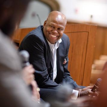  Craig Robinson, Class of 1983, is shown moderating a conversation during the alumni “Thrive” conference. 
