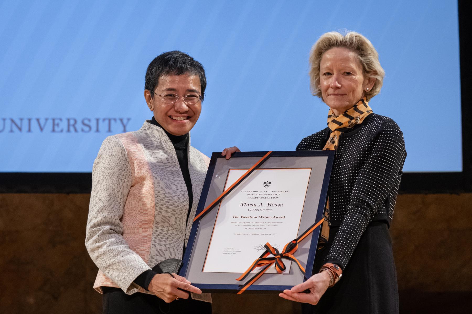 Maria Ressa (left) accepts Woodrow Wilson Award fromn Weezie Sams.